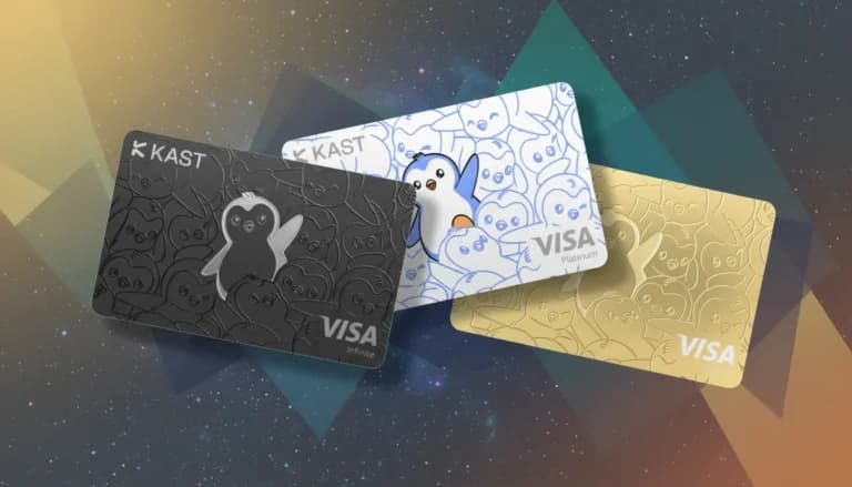 Pengu Card do Cartão Kast exibindo as versões preta, azul e dourada da Visa