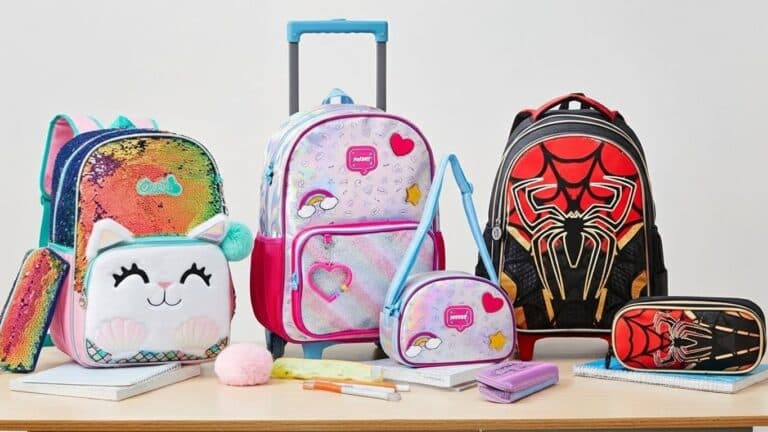 Whisk_e33d0b19d70a37db8694f6538e46ba1edr (1) Imagens de mochilas infantis em cima de uma mesa.